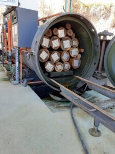 Auto clave tratando madeira