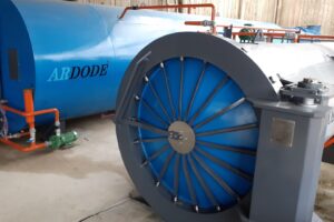 imagem da parte frontal de uma instalação de autoclave para tratamento de madeira